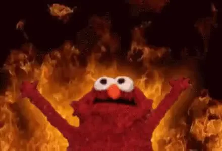 Ein rotes Monster streckt vor lodernden Flammen beide Arme in die Luft