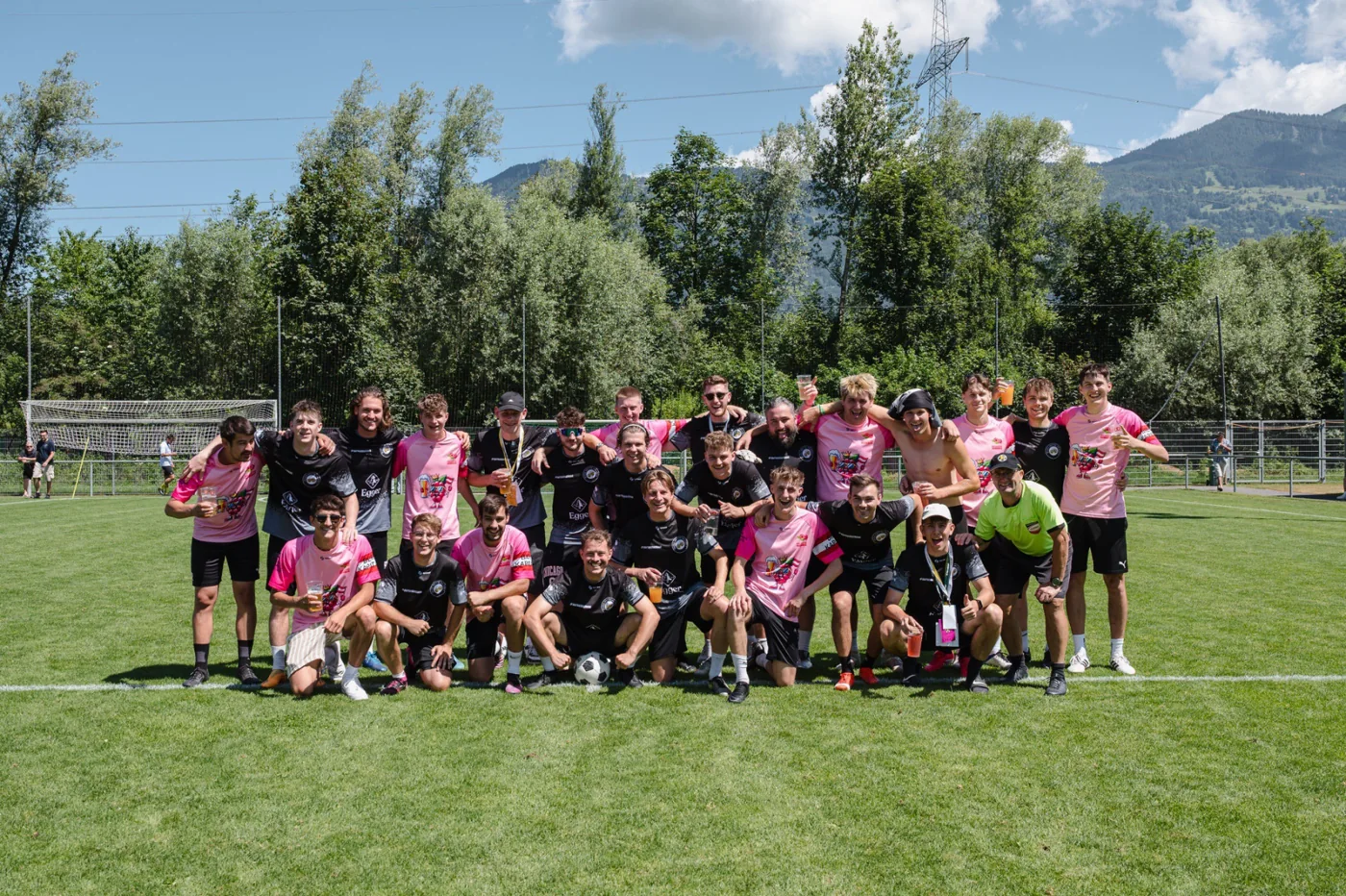 Die Himbis und Freunde gemeinsam am Fußballplatz