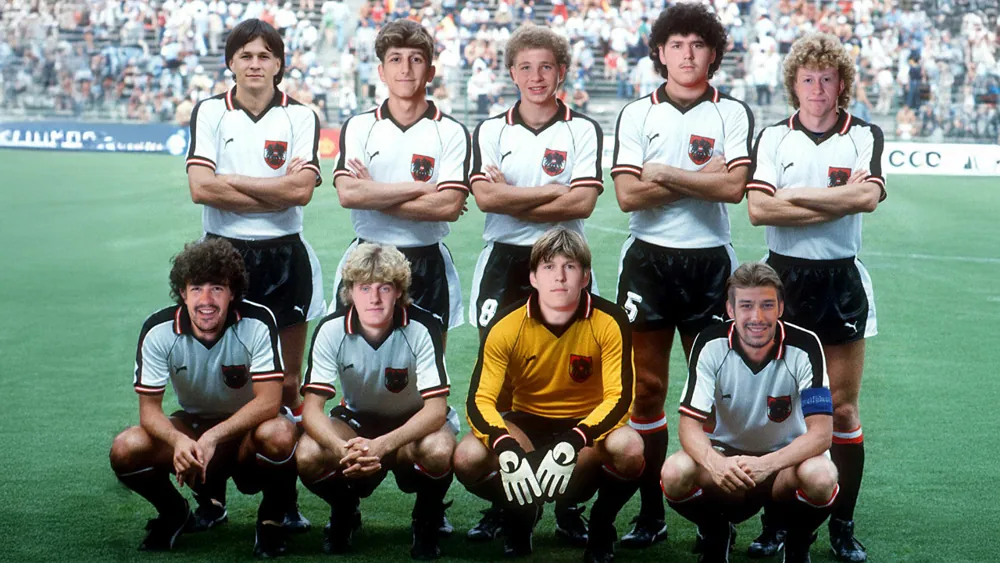 Die Mannschaft posiert vor dem Fußballtor