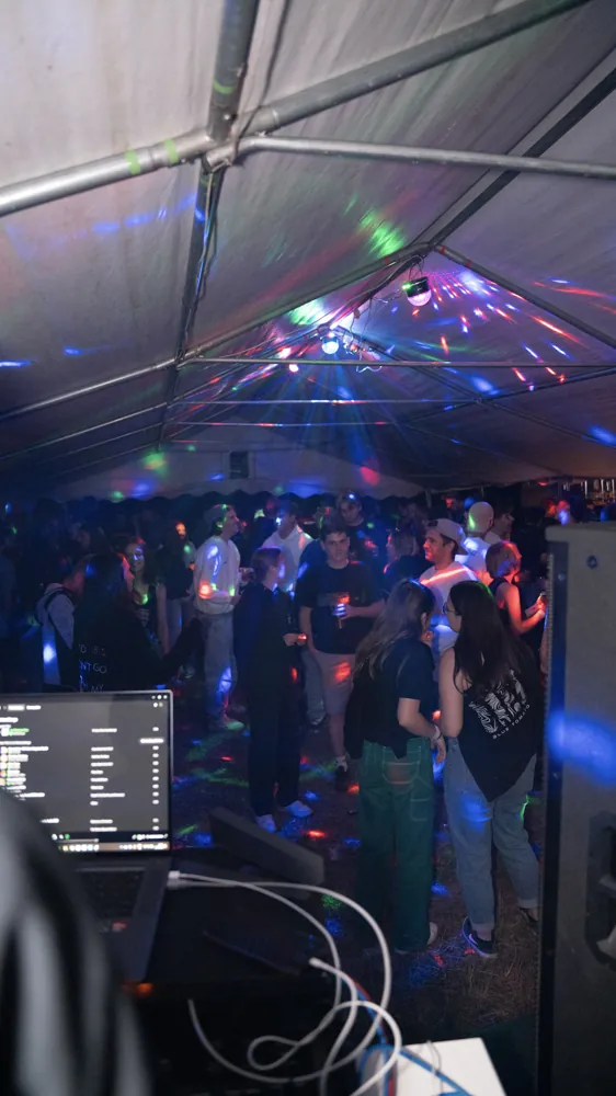 Musik, bunte Lichter und Gäste im Festzelt