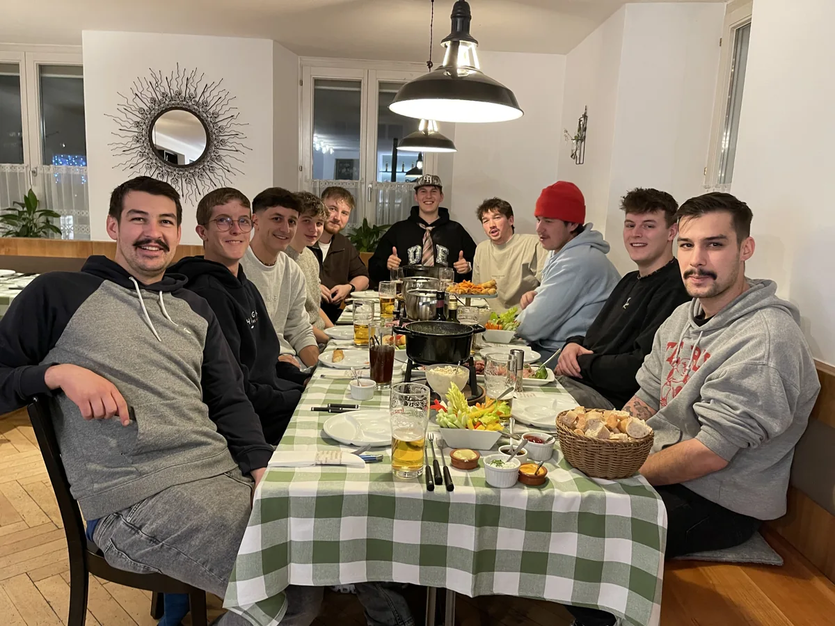 Die Vereinsmitglieder sitzen gemeinsam am Tisch