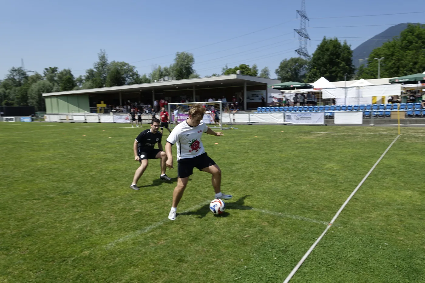 Ein Himbis in weißem Trikot spielt den Ball