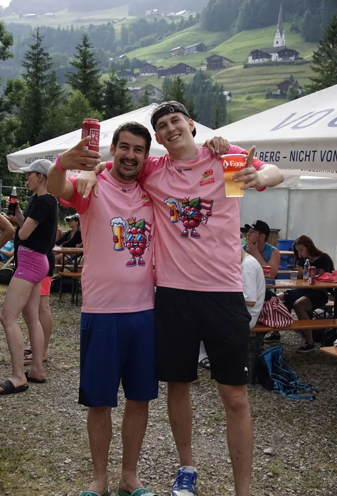 Zwei Himbis in ihren pinken Trikots beim Volleyballturnier
