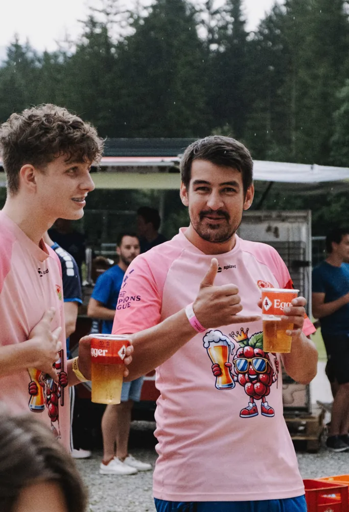 Zwei Himbis in pinken Trikots in einer Turnierpause